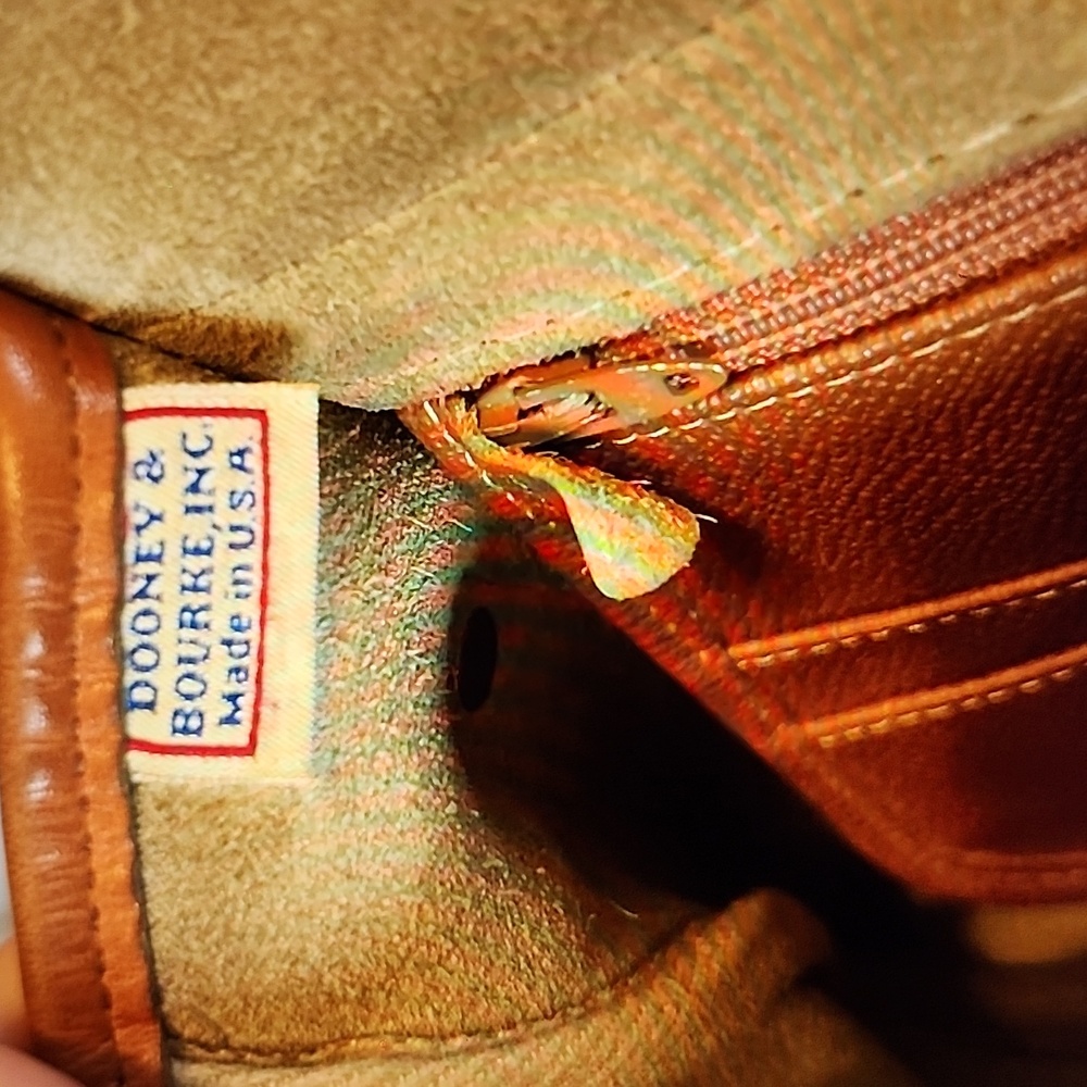Elegant Brown Leather Dooney And Bourke Shoulder Bag - Picture 4 of 5